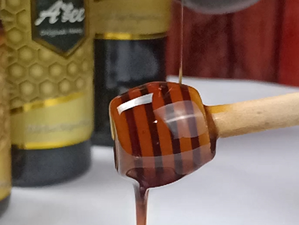 Tekstur madu AbeeQ pada honey dipper